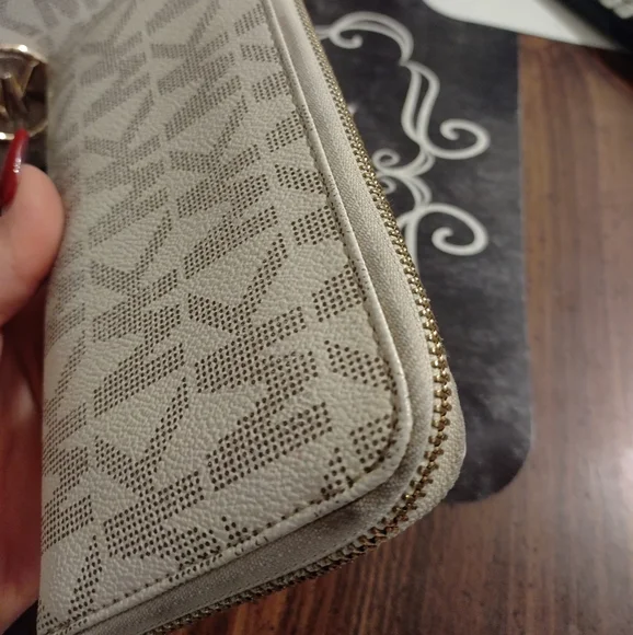 Michal Kors Bag & Wallet set - Picture 8 of 11